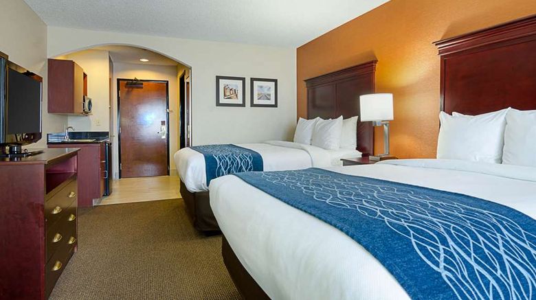 <b>Comfort Inn & Suites Hutchinson Suite</b>. Images powered by <a href="https://iceportal.shijigroup.com/" title="IcePortal" target="_blank">IcePortal</a>.
