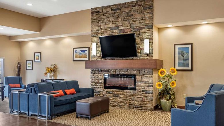 <b>Comfort Inn & Suites Lobby</b>. Images powered by <a href="https://iceportal.shijigroup.com/" title="IcePortal" target="_blank">IcePortal</a>.