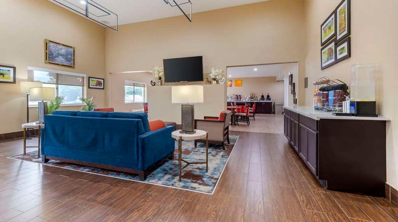 <b>Comfort Suites Lobby</b>. Images powered by <a href="https://iceportal.shijigroup.com/" title="IcePortal" target="_blank">IcePortal</a>.