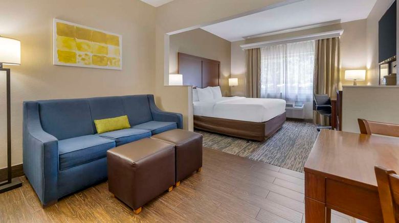 <b>Comfort Suites Suite</b>. Images powered by <a href="https://iceportal.shijigroup.com/" title="IcePortal" target="_blank">IcePortal</a>.