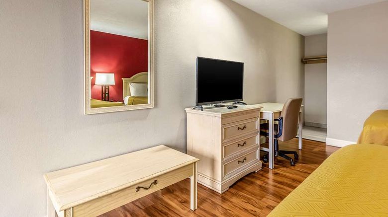<b>Econo Lodge Room</b>. Images powered by <a href="https://iceportal.shijigroup.com/" title="IcePortal" target="_blank">IcePortal</a>.
