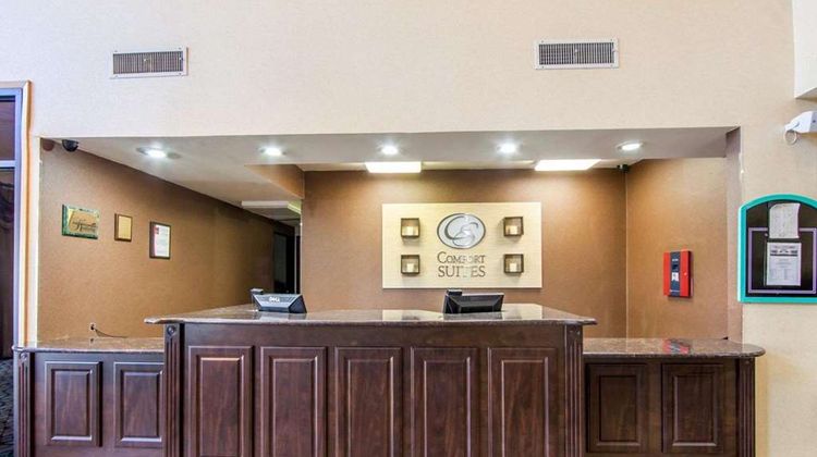 Comfort Suites London Lobby