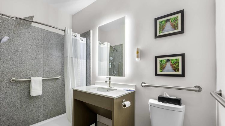 Comfort Suites London Room