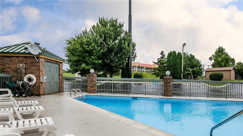 <b>Quality Inn Franklin Pool</b>. Images powered by <a href="https://iceportal.shijigroup.com/" title="IcePortal" target="_blank">IcePortal</a>.