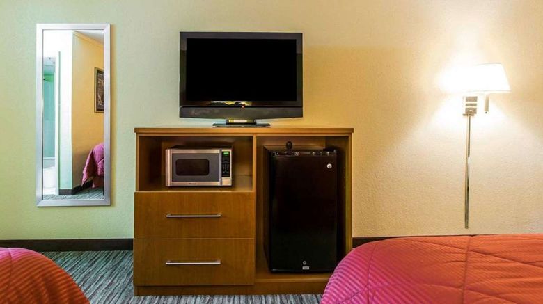 <b>Econo Lodge Franklin Room</b>. Images powered by <a href="https://iceportal.shijigroup.com/" title="IcePortal" target="_blank">IcePortal</a>.