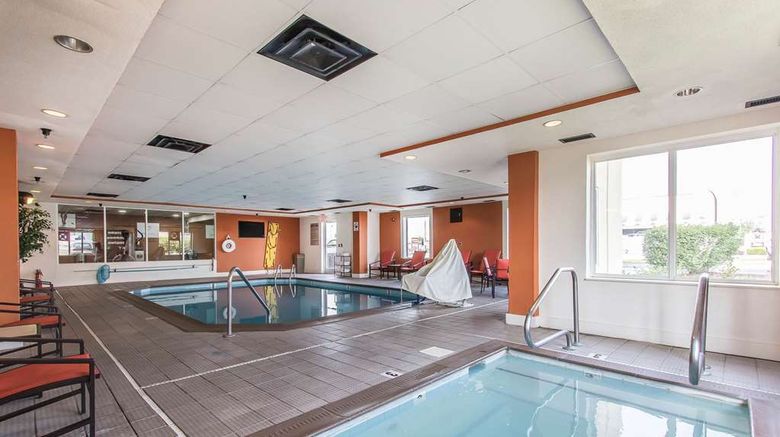 <b>Comfort Suites Richmond Pool</b>. Images powered by <a href="https://iceportal.shijigroup.com/" title="IcePortal" target="_blank">IcePortal</a>.