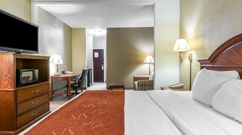 <b>Comfort Suites Owensboro South Suite</b>. Images powered by <a href="https://iceportal.shijigroup.com/" title="IcePortal" target="_blank">IcePortal</a>.