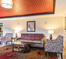 Quality Inn & Suites University/Airport Lobby