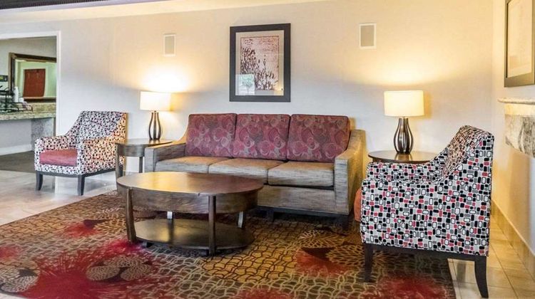 Quality Inn & Suites University/Airport Lobby