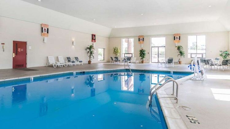 Quality Inn & Suites University/Airport Pool