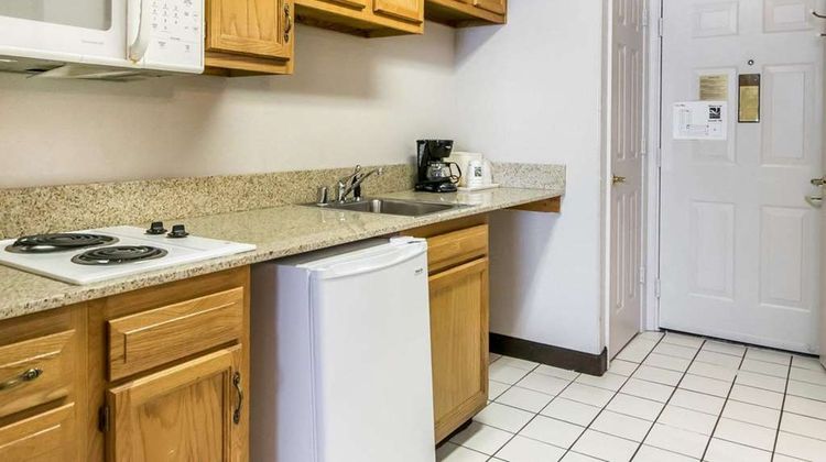 Quality Inn & Suites University/Airport Suite