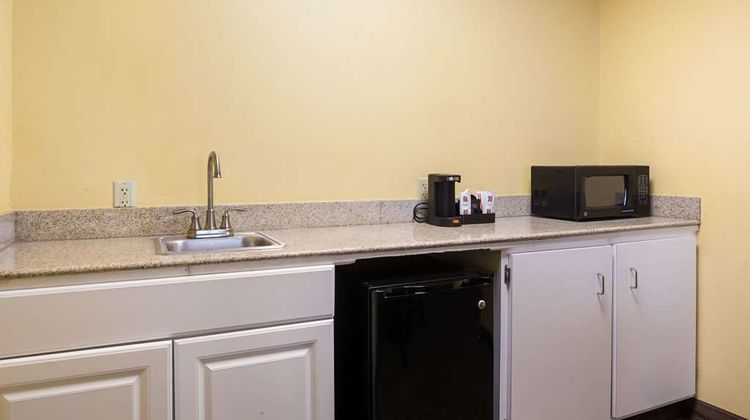 Quality Inn & Suites Suite