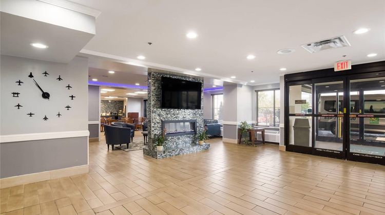 Quality Inn & Suites Lobby