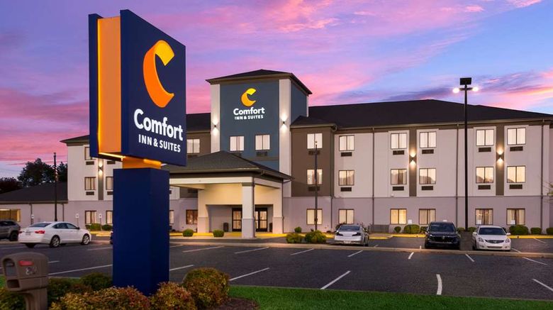 <b>Comfort Inn and Suites Cave City Exterior</b>. Images powered by <a href="https://iceportal.shijigroup.com/" title="IcePortal" target="_blank">IcePortal</a>.