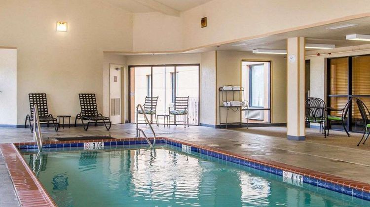 Quality Inn & Suites Benton Draffenville Pool