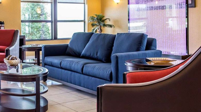<b>Comfort Inn & Suites Lobby</b>. Images powered by <a href="https://iceportal.shijigroup.com/" title="IcePortal" target="_blank">IcePortal</a>.