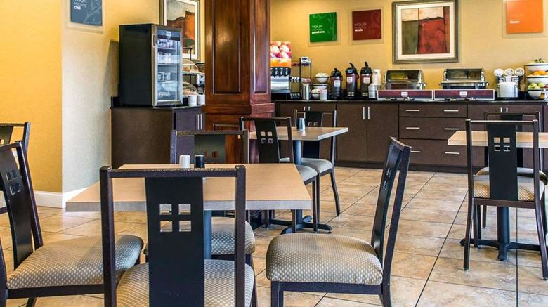<b>Comfort Inn & Suites Restaurant</b>. Images powered by <a href="https://iceportal.shijigroup.com/" title="IcePortal" target="_blank">IcePortal</a>.