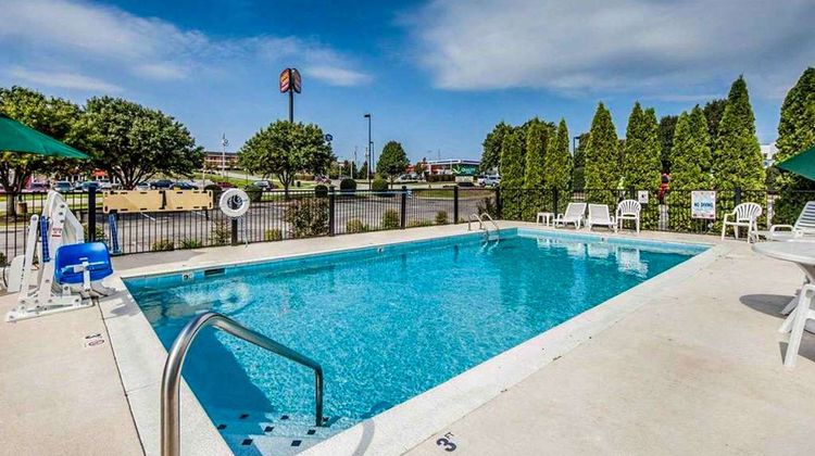 Quality Inn Pool