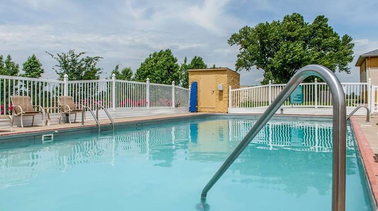 Quality Inn & Suites Pool