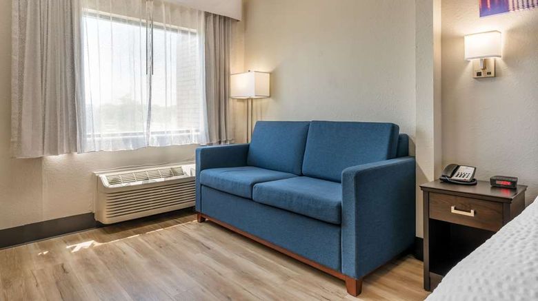 <b>Clarion Pointe Louisville East Room</b>. Images powered by <a href="https://iceportal.shijigroup.com/" title="IcePortal" target="_blank">IcePortal</a>.