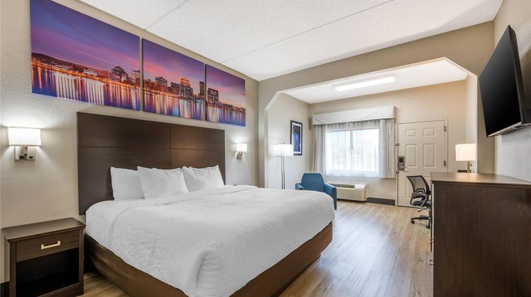 Clarion Pointe Louisville East Room