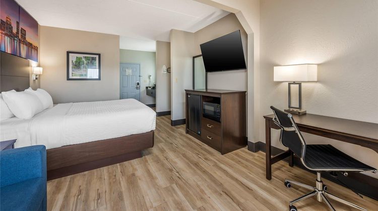 Clarion Pointe Louisville East Room