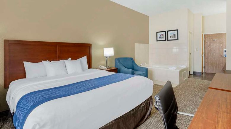 <b>Comfort Inn and Suites La Grange Suite</b>. Images powered by <a href="https://iceportal.shijigroup.com/" title="IcePortal" target="_blank">IcePortal</a>.