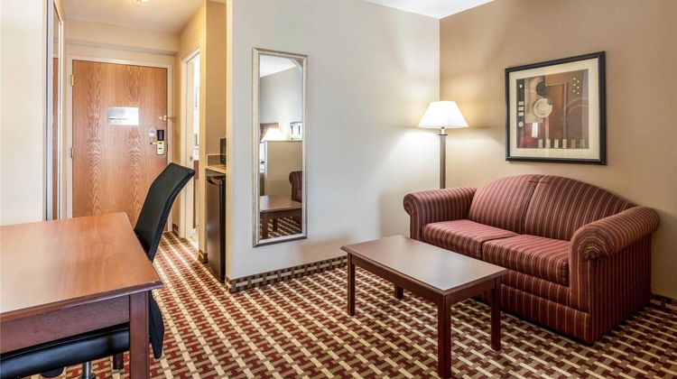 Quality Suites Paducah Suite
