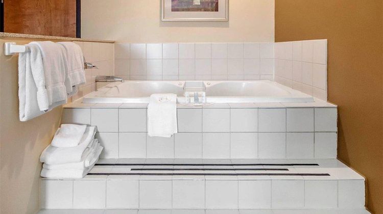 Comfort Suites Room