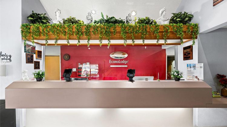 Econo Lodge London North Lobby