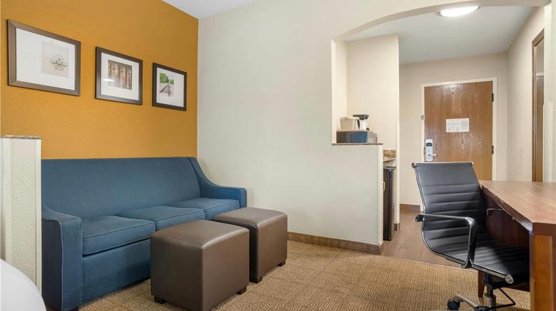 <b>Comfort Suites Suite</b>. Images powered by <a href="https://iceportal.shijigroup.com/" title="IcePortal" target="_blank">IcePortal</a>.