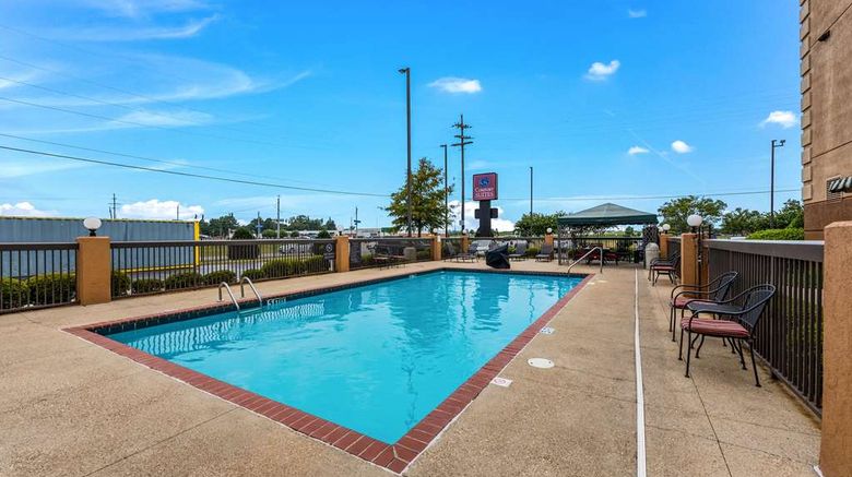 <b>Comfort Suites Pool</b>. Images powered by <a href="https://iceportal.shijigroup.com/" title="IcePortal" target="_blank">IcePortal</a>.
