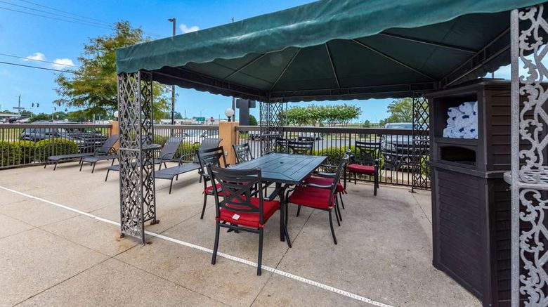 <b>Comfort Suites Pool</b>. Images powered by <a href="https://iceportal.shijigroup.com/" title="IcePortal" target="_blank">IcePortal</a>.