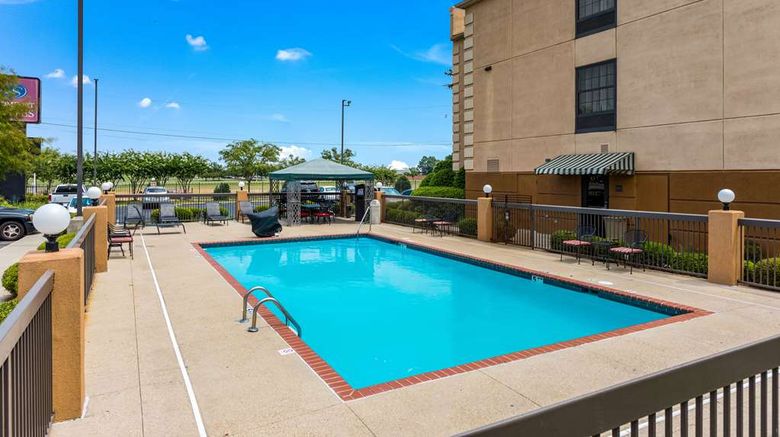 <b>Comfort Suites Pool</b>. Images powered by <a href="https://iceportal.shijigroup.com/" title="IcePortal" target="_blank">IcePortal</a>.