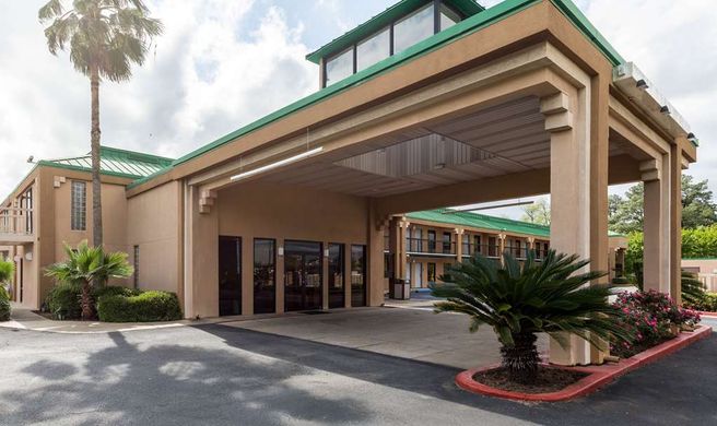 Quality Inn of Alexandria Exterior