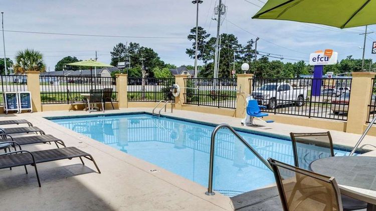 Quality Suites Baton Rouge Pool