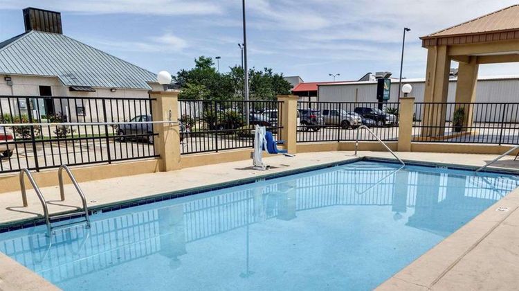 Quality Suites Baton Rouge Pool