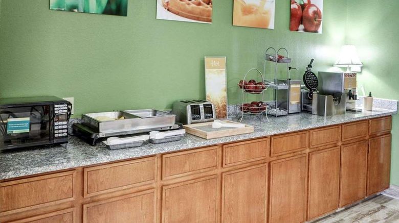<b>Quality Suites Baton Rouge Restaurant</b>. Images powered by <a href="https://iceportal.shijigroup.com/" title="IcePortal" target="_blank">IcePortal</a>.
