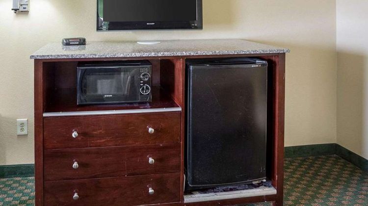Rodeway Inn & Suites Room