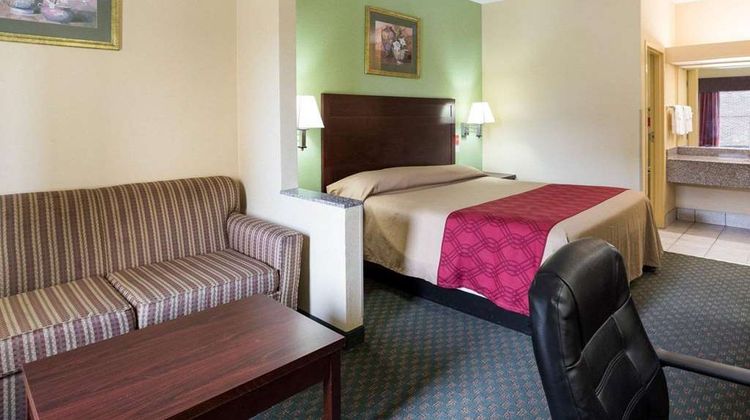 Rodeway Inn & Suites Room