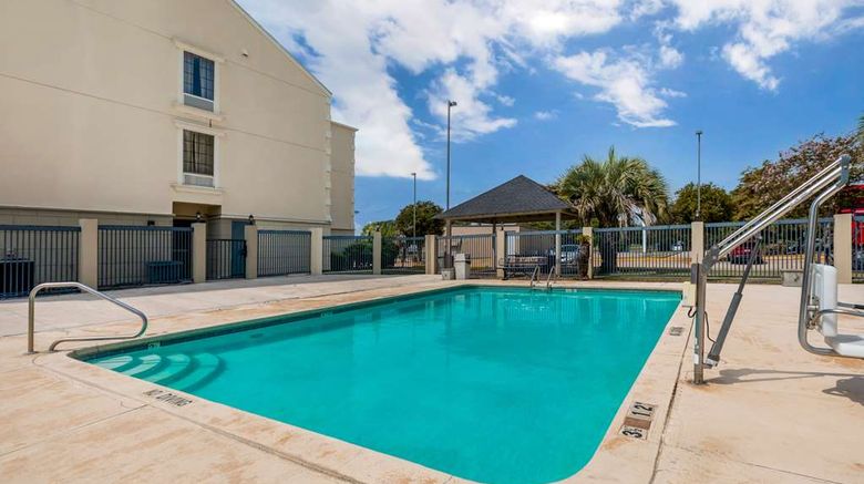 <b>Comfort Suites Pool</b>. Images powered by <a href="https://iceportal.shijigroup.com/" title="IcePortal" target="_blank">IcePortal</a>.