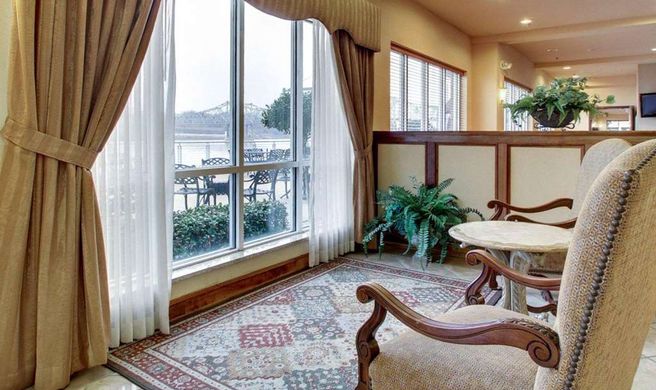 Clarion Suites Riverfront Vidalia Lobby