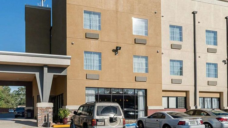 Comfort Suites Exterior