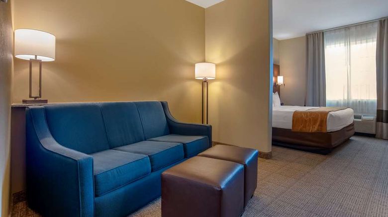 <b>Comfort Suites Suite</b>. Images powered by <a href="https://iceportal.shijigroup.com/" title="IcePortal" target="_blank">IcePortal</a>.