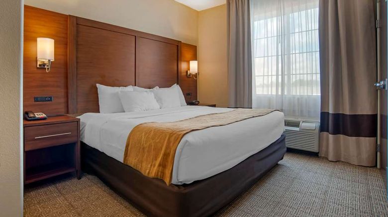 <b>Comfort Suites Suite</b>. Images powered by <a href="https://iceportal.shijigroup.com/" title="IcePortal" target="_blank">IcePortal</a>.
