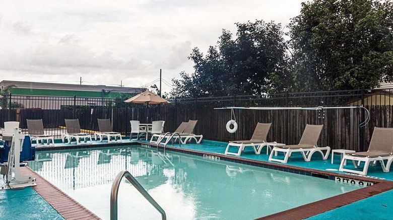 <b>Comfort Inn Pool</b>. Images powered by <a href="https://iceportal.shijigroup.com/" title="IcePortal" target="_blank">IcePortal</a>.