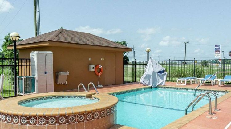 Quality Inn Donaldsonville Pool