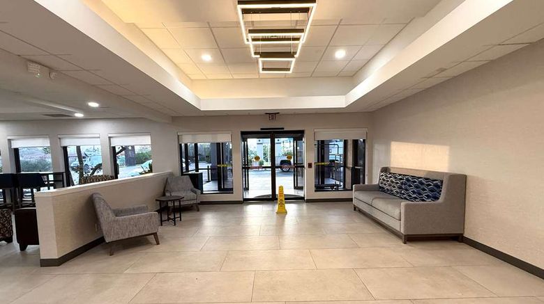 <b>Quality Inn & Suites Baton Rouge West Lobby</b>. Images powered by <a href="https://iceportal.shijigroup.com/" title="IcePortal" target="_blank">IcePortal</a>.