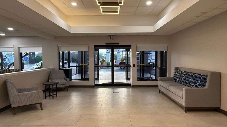 <b>Quality Inn & Suites Baton Rouge West Lobby</b>. Images powered by <a href="https://iceportal.shijigroup.com/" title="IcePortal" target="_blank">IcePortal</a>.