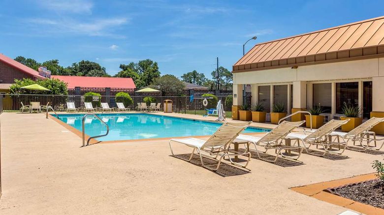 <b>Quality Inn & Suites Baton Rouge West Pool</b>. Images powered by <a href="https://iceportal.shijigroup.com/" title="IcePortal" target="_blank">IcePortal</a>.